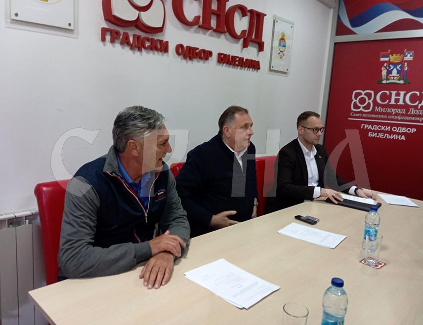 БИЈЕЉИНА, 14. АПРИЛА /СРНА/ - Предсједник бијељинског Градског одбора СНСД-а Бојан Савић истакао је да је вечерашњи састанак са предсједником СНСД-а Милорадом Додиком и чланом Главног одбора странке Синишом Караном био пун садржаја и веома корисних консултација када је у питању функционисање Бијељине и оно што је циљ СНСД-а, а то је борба за успјешнији град.