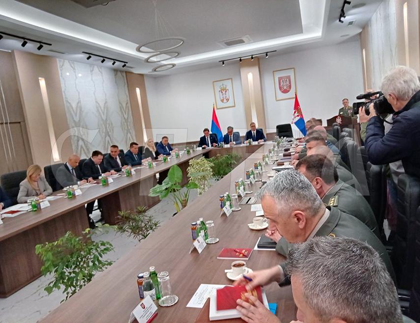 БЕОГРАД, 15. АПРИЛА /СРНА/ - Предсједник Србије Александар Вучић и руководство Републике Српске састали су се данас у Београду са представницима Министарства одбране и Војске Србије.