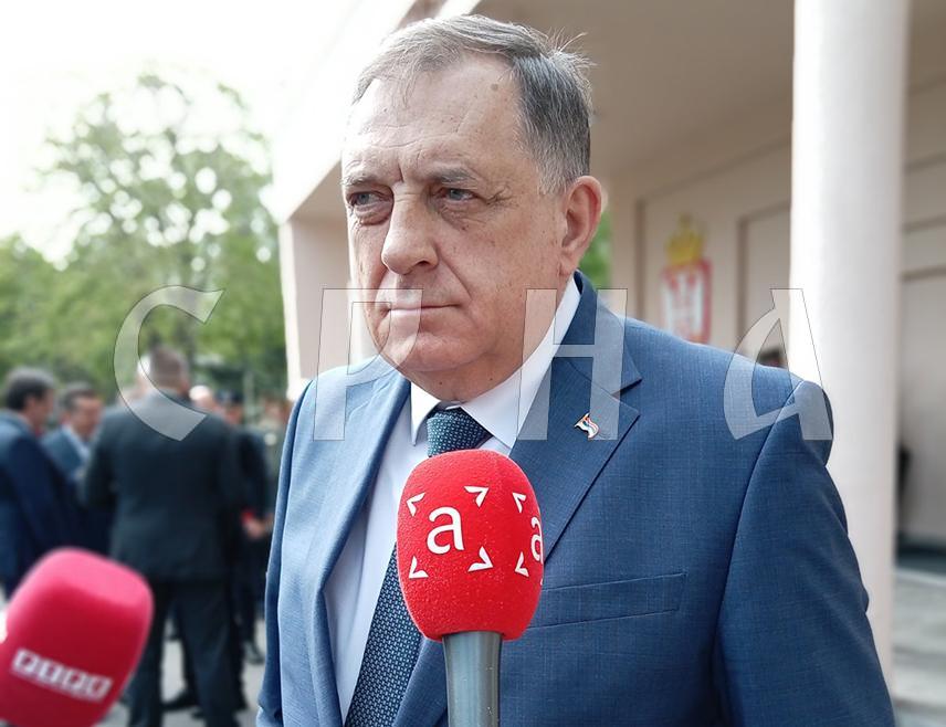 БЕОГРАД, 15. АПРИЛА /СРНА/ - Предсједник СНСД-а Милорад Додик изјавио је да људи у Сједињеним Државама, за разлику од очекивања министра иностраних послова у Савјету министара Елмедина Конаковића, знају о чему се ради у БиХ и да његова писма не могу да промијене то да ће на америчком Универзитету Џадсон примити признање као личност која промовише слободу и демократију.