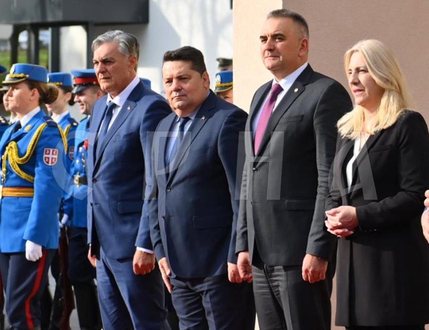 БЕОГРАД, 15. АПРИЛА /СРНА/ - Предсједник Владе Републике Српске Саво Минић истакао је да је на данашњем састанку у Београду руководства Републике Српске са предсједником Александром Вучићем и челницима Министарства одбране и Војске Србије, потврђено да само јаке и уједињене Српска и Србија остају на путу стабилности.