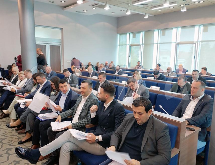 БИЈЕЉИНА, 15. АПРИЛА /СРНА/ - Скупштина града Бијељина усвојила је данас буџет града од 98,6 милиона КМ, а амандманима скупштинске већине седам одсто средстава је прераспоређено по ставкама.