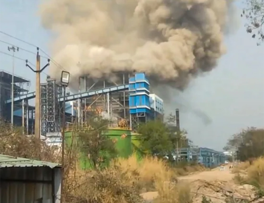 СИНГИТАРАЈ, 15. АПРИЛ /СРНА-Ројтерс/ - Најмање 17 људи је погинуло, а 36 је повријеђено од експлозије котла у електрани којом управља компанија "Веданта" у индијској покрајини Чатисгар, саопштио је административни званичник Амрит Викас Топно.