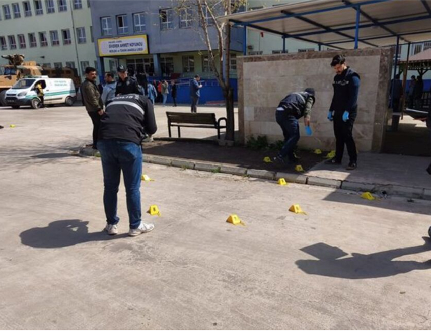 АНКАРА, 15. АПРИЛА /СРНА/ - Најмање четворо људи је погинуло, а 20 је рањено када је средњошколац почео да пуца из ватреног оружја у средњој школи у турској покрајини Кахранманмарас, изјавио је локални гувернер Мукерем Унлуер.