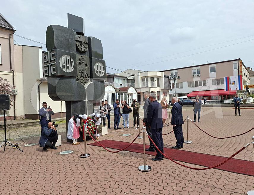 ШАМАЦ, 15. АПРИЛА /СРНА/ - Предсједник Владе Републике Српске Саво Минић данас је, поводом Дана општине Шамац, положио вијенац код централног споменика погинулим борцима и цивилним жртвама Одбрамбено-отаџбинског рата.
