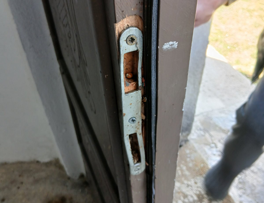 BELGRADE, APRIL 15 /SRNA/ – Around twenty Serb returnees in the Drvar-area village of Trubar, which after the signing of the Dayton Peace Agreement became part of the municipality of Bihać, spent the recent Easter holidays in fear and uncertainty after migrants, returned from the nearby Croatian border, broke into the local Church of the Nativity of the Most Holy Theotokos and burglarized several households.