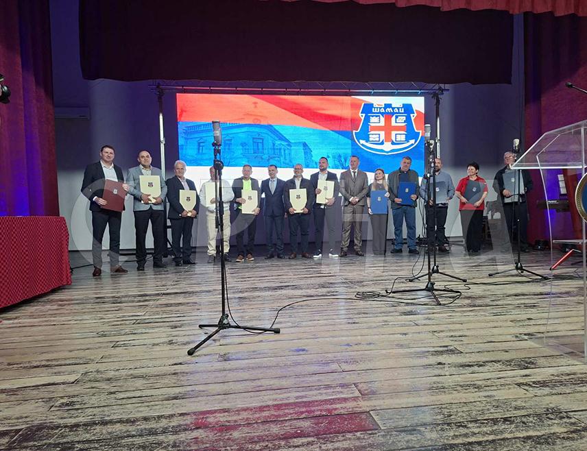 ШАМАЦ, 15. АПРИЛА /СРНА/ - На свечаној сједници Скупштине општине Шамац данас су, поводом Дана општине, уручена признања најистакнутијим институцијама, удружењима и појединцима за 2026. годину, а највеће признање - Повеља општине припала је Фудбалском клубу "Црвена звијезда" из Обудовца која ове године слави вијек постојања.