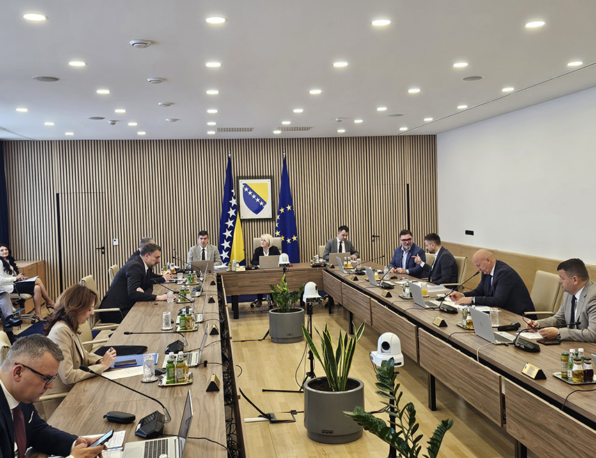 САРАЈЕВО, 15. АПРИЛА /СРНА/ - Савјет министара усвојио је иницијативу Министарства финансија и трезора и одредио делегацију за вођење преговора ради закључивања споразума о зајму 45 милиона евра, додатно финансирање Пројекта унапређења здравствених система у Републици Српској, између БиХ и Међународне банке за обнову и развој /ИБРД/.