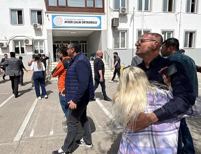 АНКАРА, 15. АПРИЛА /СРНА/ - Укупно седморо тужилаца задужено је за случај пуцњаве у школи у Кахранманмарашу, у Турској, у којој је ученик осмог разреда усмртио једног професора и двоје ученика, а након тога извршио самоубиство, саопштио је турски министар правосуђа Акин Гурлек.