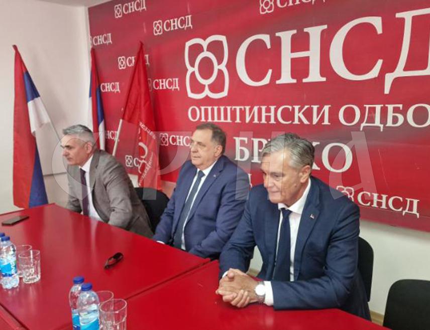 BRČKO, APRIL 15 /SRNA/ - SNSD leader Milorad Dodik has stated he regrets the situation faced by Serb returnees in the Drvar village of Trubar, where migrants broke into several houses, stressing that this reflects the inability of the Federation authorities to ensure stability.