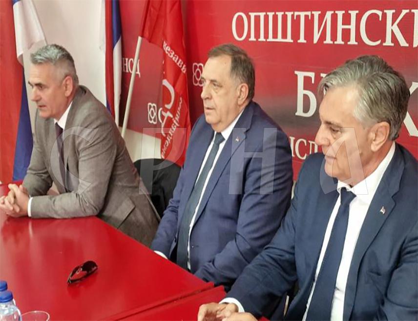 БРЧКО, 15. АПРИЛА /СРНА/ - Лидер СНСД-а Милорад Додик изјавио је да ће се у Брчком учинити све неопходно да заживи српска кућа без обзира како се она звала.