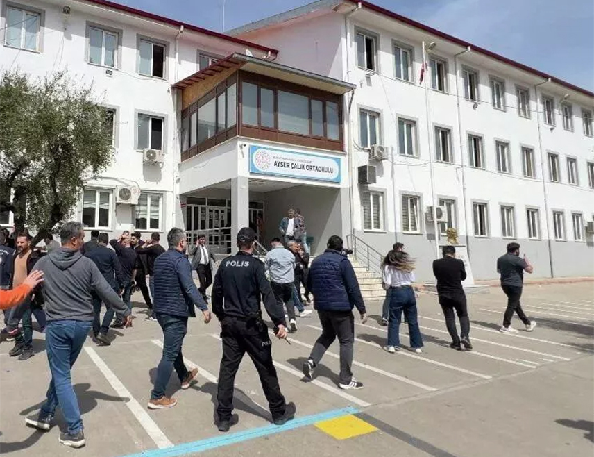 ИСТАНБУЛ, 16. АПРИЛА /СРНА - РИА Новости/ - Мјере безбједности појачане су у школама широм Турске, након два оружана напада у образовним устновама у посљедња два дана, саопштено је из турског Министарства унутрашњих послова.