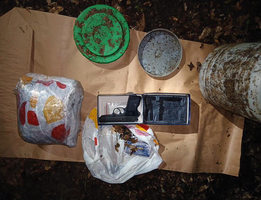 БАЊАЛУКА, 16. АПРИЛА /СРНА/ - Лица чији су иницијали Ј.Г. и А.Т. из Бањалуке ухапшена су у акцији "Инсајдер два" због посједовања дроге, саопштено је из бањалучке Полицијске управе.