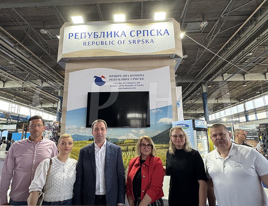 МОСTАР, 16. АПРИЛА /СРНА/ - Министар правде Републике Српске Горан Селак изјавио је данас током посјете штанду Српске на Међународном сајму привреде у Мостару да Република на оваквим догађајима показује своје потенцијале, али и опредјељење да гради стабилно и подстицајно окружење за привредни развој.