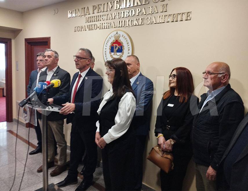 БАЊАЛУКА, 16. АПРИЛА /СРНА/ - Представницима невладиних организација од јавног интереса проистеклих из Одбрамбено-отаџбинског рата поздравили су на састанку са министром рада и борачко-инвалидске заштите Републике Српске Раданом Остојићем у Бањалуци предстојеће усвајање измјена и допуна Закона о правима бораца којим ће знатно бити унапријеђена права борачке популације.