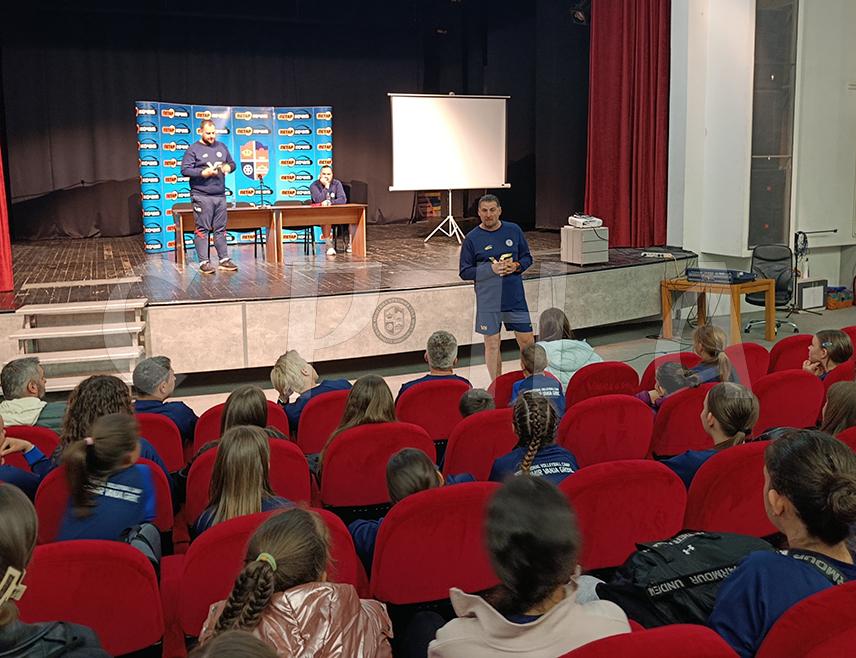 МРКОЊИЋ ГРАД, 16. АПРИЛА /СРНА/ - У оквиру "Интернационалног одбојкашког кампа – Владимир Вања Грбић" у Мркоњић Граду данас је одржано предавање о превенцији и повредама код дјеце и младих спортиста у оквиру којег су изведене и показне вјежбе.