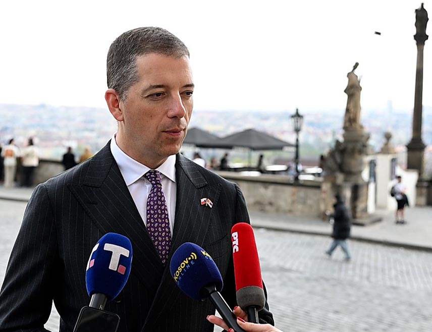 БЕОГРАД, 16. АПРИЛА /СРНА/ - Министар спољних послова Србије Марко Ђурић рекао је да је његов чешки колега Петар Мацинка јавно изјавио да је Косово и Метохија српско питање, да се залаже за компромисно рјешење, те да има разумијевања за позицију Србије и положај српског народа.