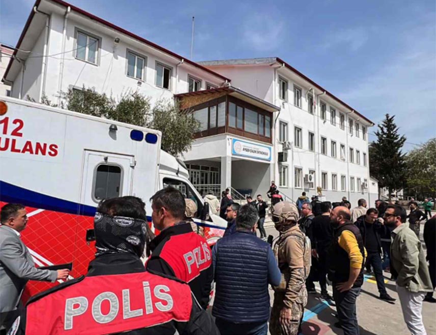 АНКАРА, 16. АПРИЛА /СРНА/ - Нападача у школи у Турској, у којој је убијено деветоро лица, зауставио је један од родитеља ученика, пише лист "Хуријет".