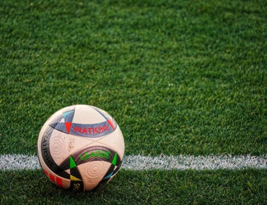 БУЕНОС АИРЕС, 16. АПРИЛА /СРНА/ - Аргентински фудбалски савез забранио је играчима да током утакмице стоје на лопти са обје ноге јер је ријеч о провокацији која често доводи до сукоба на терену.