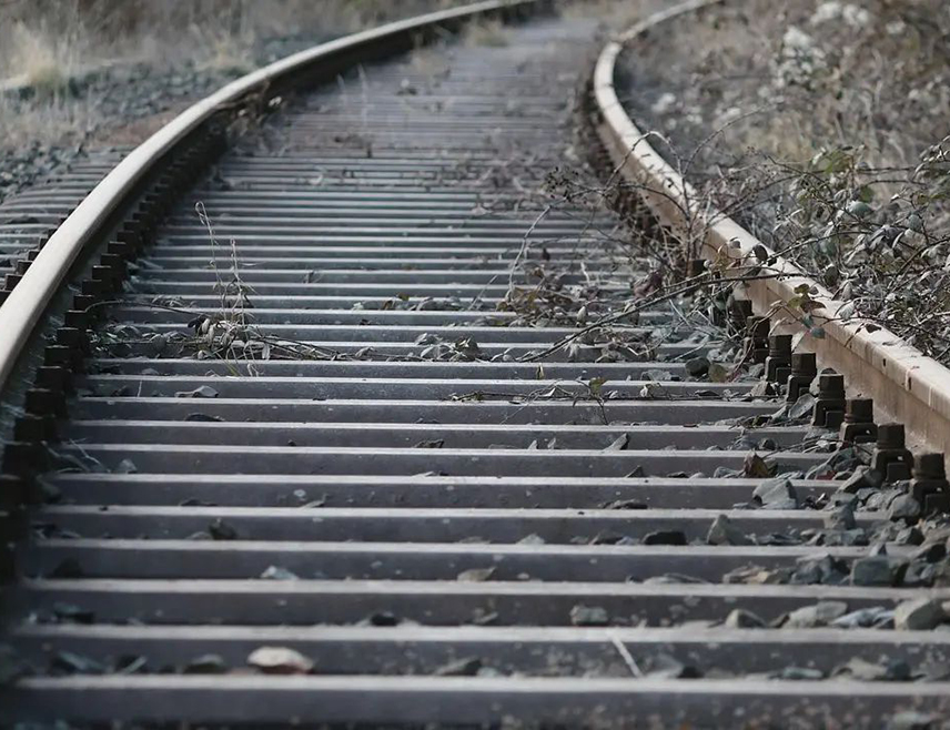 ДОБОЈ, 17. АПРИЛА /СРНА/ - На жељезничкој прузи у Станарима пронађено је тијело мушкарца које је превезено у Завод за судску медицину у Бањалуци ради обдукције.