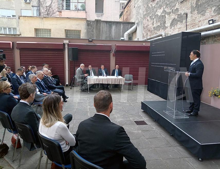 БЕОГРАД, 17. АПРИЛА /СРНА/ - Комеморативно-едукативни скуп "Истина о Јасеновцу у НДХ /1941-1945/: историјске перспективе, сећање и документација" почео је у Београду у присуству предсједника СНСД-а Милорада Додика.