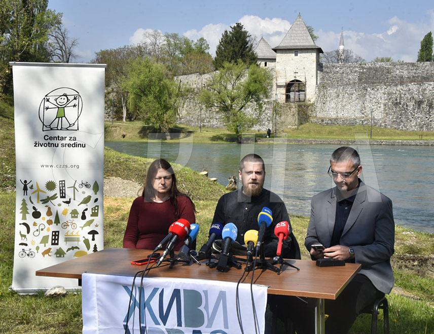 БАЊАЛУКА, 17. АПРИЛА /СРНА/ - Центар за животну средину Бањалука затражио је данас кривичну одговорност због сјече стабала на обали Врбаса и почињеног екоцида.