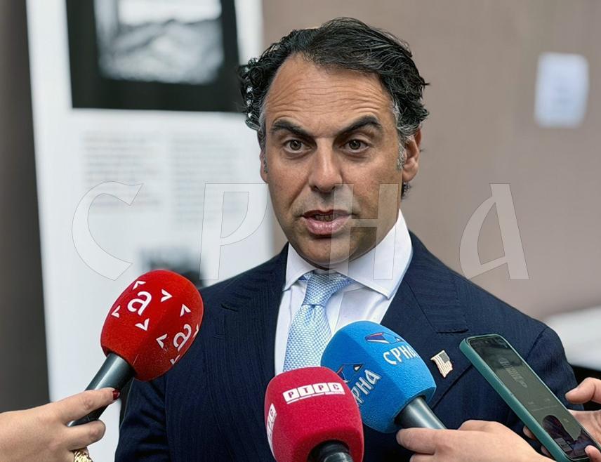 БЕОГРАД, 17. АПРИЛА /СРНА/ - Предсједник Америчког удружења јеврејских адвоката и правника Роберт Гарсон најавио да ће у недјељу, 19. априла, у Доњој Градини присуствовати обиљежевању Дана сјећања на јасеновачке жртве, те истакао да је истина о усташком логору Јасеновац изузетно важна не само за јеврејске, већ и српске и ромске заједнице.