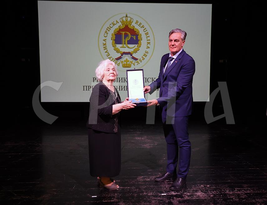 BANJA LUKA, APRIL 17 /SRNA/ – Republika Srpska President Siniša Karan has today presented in Banja Luka a decoration to Jelena Buhač - Radojčić, a surviving heroine of the Jasenovac concentration camp.