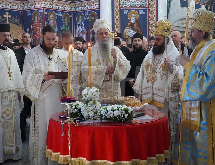 ТЕСЛИЋ, 17. АПРИЛА /СРНА/ - Његово високопреосвештенство митрополит зворничко-тузлански Фотије изјавио је у Теслићу да је данашњи празник Живоносног источника подсјећа на духовну снагу коју црква даје човјеку, а да протекли васкршњи дани свједоче да српски народ не напушта своје светиње.