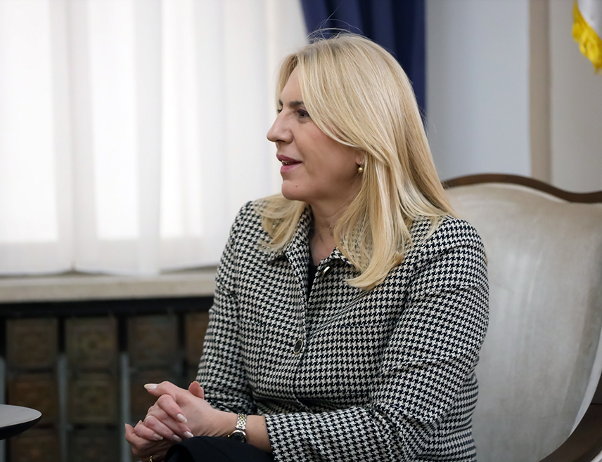 САРАЈЕВО, 17. АПРИЛА /СРНА/ - Српски члан Предсједништва БиХ Жељка Цвијановић рекла је да је министар иностраних послова у Савјету министара Елмедин Конаковић преварант и криминалац који упорно крши Устав БиХ.