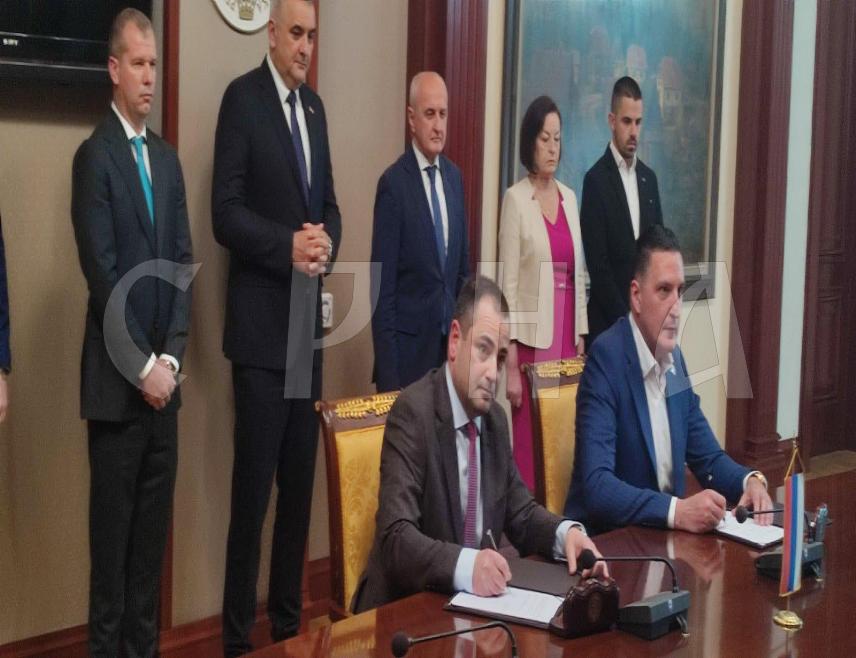 BANJA LUKA, APRIL 17 /SRNA/ – A contract - framework agreement for the design and construction of the main Šepak–Novi Grad gas pipeline was signed today in Banja Luka.