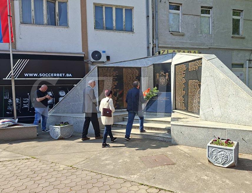 ШАМАЦ, 17. АПРИЛА /СРНА/ - Код спомен-обиљежја у мјесној заједници Шамац данас је служен помен за 122 погинула борца Војске Републике Српске и 22 цивилне жртве у протеклом Одбрамбено-отаџбинском рату.