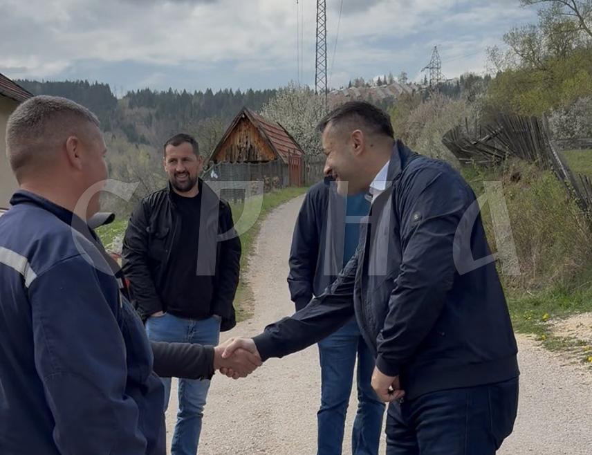 ПАЛЕ, 17. АПРИЛА /СРНА/ - Електромрежа у мјесту Горњи Рогоушићи у општини Пале биће реконструисана послије скоро шест деценија, рекао је директор "Електродистрибуције" Пале Ацо Станишић.