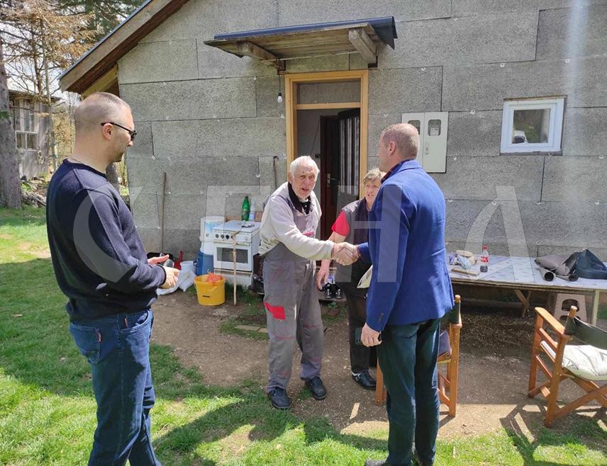 BIHAĆ, APRIL 17 /SRNA/ – Migrant crisis must not become a tool for the silent persecution of Serbs, and the security of Serb returnees in the Una-Sana Canton must be ensured, said Goran Broćeta, delegate in the House of Peoples of the Federation of BiH Parliament, and Aleksandar Rodić, Minister of Justice and Administration of Canton 10, during a visit to the village of Trubar near Bihać.