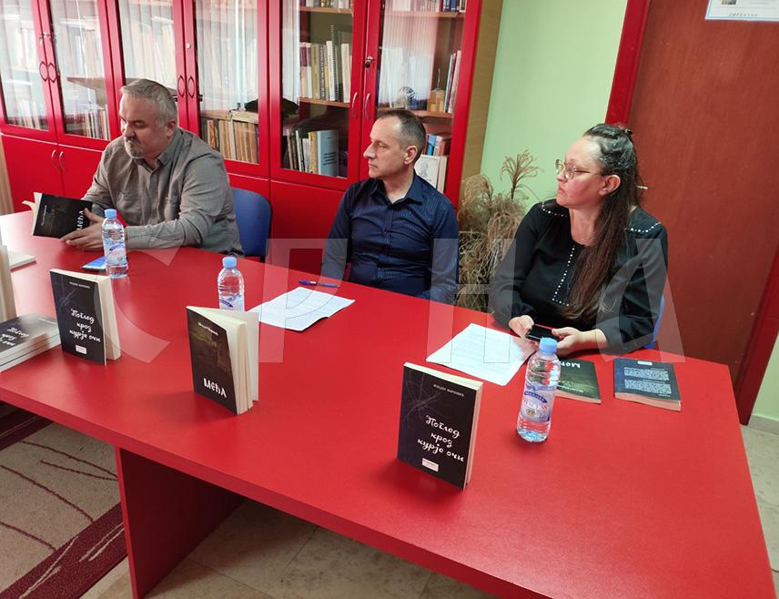 СРЕБРЕНИЦА, 17. АПРИЛА /СРНА/ - У Народној библиотеци Сребреница вечерас су промовисани романи "Међа" и "Поглед кроз курје очи" аутора Младена Марковића из Зворника.