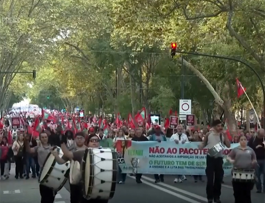 ЛИСАБОН, 17. АПРИЛА /СРНА-Ројтерс/ - Више десетина хиљада људи протестовало је у Лисабону против планиране владине реформе Закона о раду, за коју синдикати кажу да ће нарушити права радника.