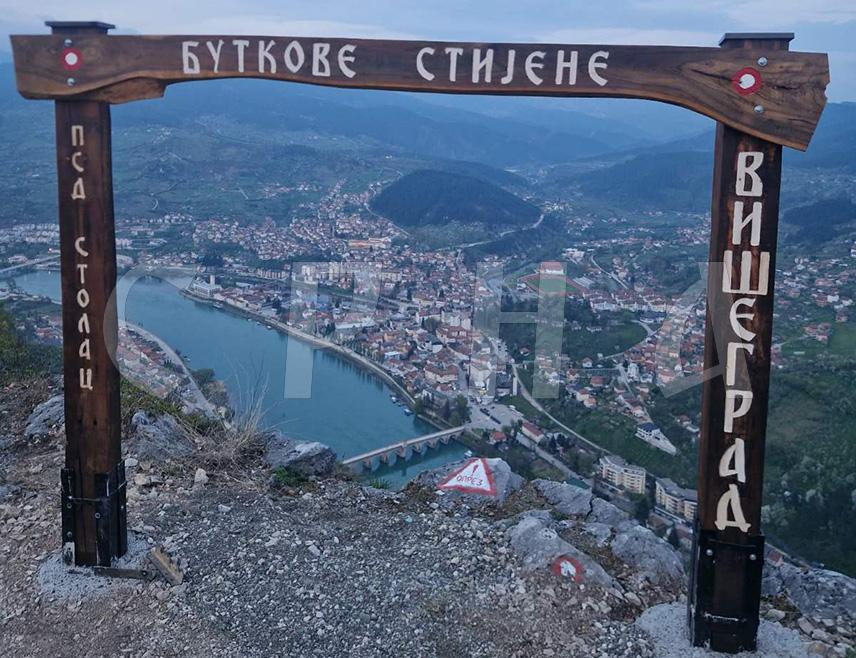 ВИШЕГРАД, 17. АПРИЛА /СРНА/ – Нови видиковац у Вишеграду уређен је на локалитету Буткове стијене одакле се пружа импресиван поглед на град, ријеку Дрину и вишеградску ћуприју, један од најпрепознатљивијих симбола овог краја.