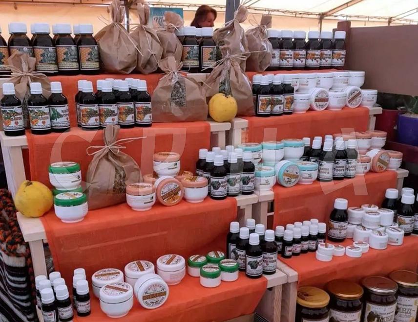 ШИПОВО, 18. АПРИЛА /СРНА/- Бојана Арамбашић већ више година у Шипову израђује природне мелеме на бази чистог пчелињег воска из домаћег пчелињака по рецептури која се преноси с кољена на кољено.