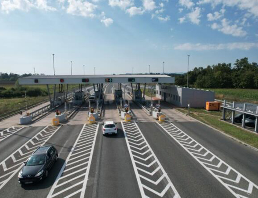 БАЊАЛУКА, 18. АПРИЛА /СРНА/ - Саобраћај се на већини путева у Републици Српској и Федерацији БиХ /ФБиХ/ одвија редовно, а изузетак су дионице на којима се изводе санациони радови и гдје привремено постављена сигнализација регулише саобраћај.