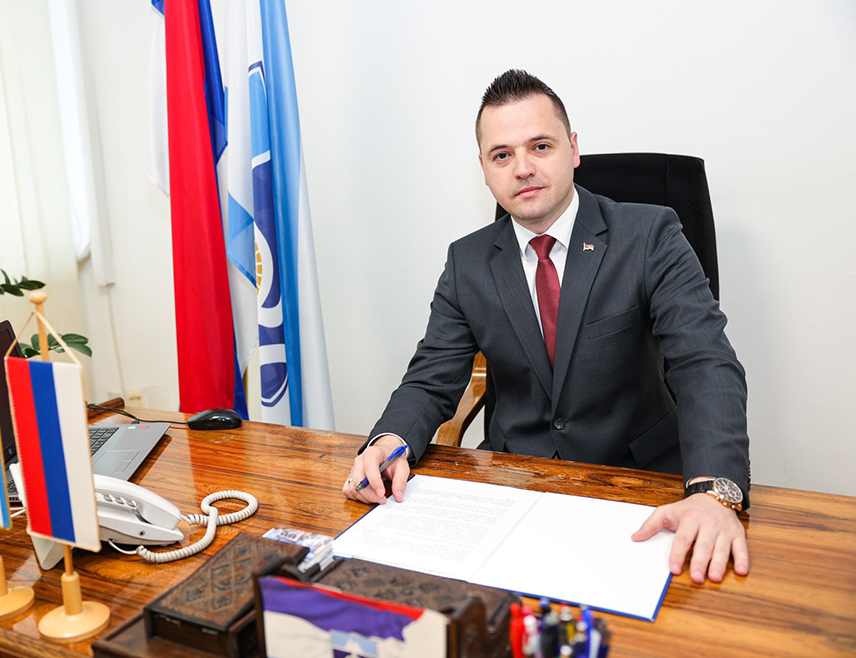 ФОЧА, 18. АПРИЛА /СРНА/ - Начелник општине Фоча Милан Вукадиновић истакао је да статус града не значи окретање леђа селу, већ обавезу да се Фоча развија равномјерно, а да то што народни посланик Ђорђе Вучинић у призорима домаће животиње види разлог за подсмијех, говори искључиво о његовом неразумијевању локалног менталитета и непоштовању народа који га је бирао.