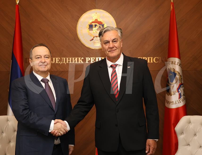БАЊАЛУКА, 18. АПРИЛА /СРНА/ - Предсједник Републике Српске Синиша Kаран и министар унутрашњих послова и потпредсједник Владе Републике Србије Ивица Дачић разговарали су данас у Бањалуци о актуелној политичкој и безбједносној ситуацији у Српској, БиХ и региону.