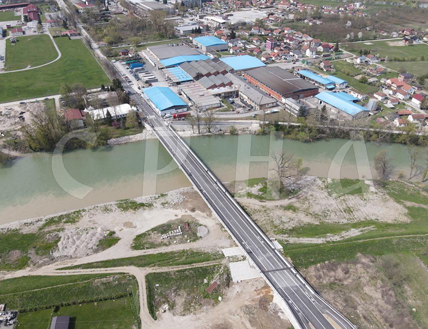 БАЊАЛУКА, 18. АПРИЛА /СРНА/ - Шеф Клуба посланика СНСД-а у Народној скупштини Републике Српске Срђан Мазалица истакао је да је Влада Републике Српске изградила мост у бањалучком насељу Чесма, а да градоначелник Драшко Станивуковић није у стању ни да обезбиједи расвјету.