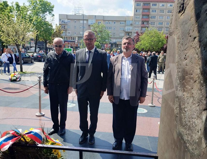 БИЈЕЉИНА, 18. АПРИЛА /СРНА/ - Министар рада и борачко-инвалидске заштите Републике Српске Радан Остојић изјавио је на обиљежавању 34 године од формирања Прве семберске лаке пјешадијске бригаде да српски народ памти своје ратне хероје и чува слободу, мир и Републику Српску за покољења.