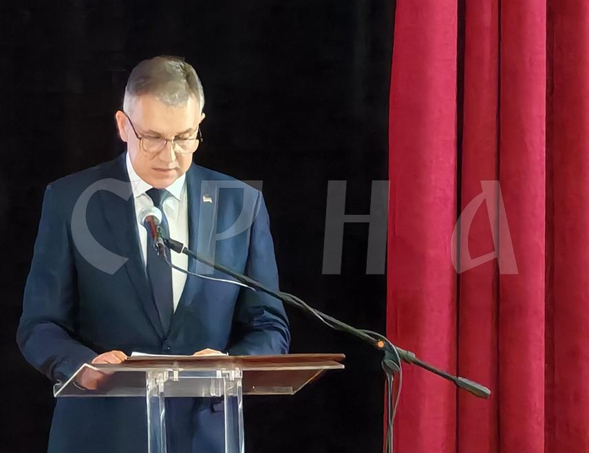 КОЗАРСКА ДУБИЦА, 18. АПРИЛА /СРНА/ - Министар просвјете и културе Републике Српске Боривоје Голубовић изјавио је вечерас у Козарској Дубици да се Меморијалном академијом "Мајка Козара" одаје почаст свим невино страдалим у систему јасеновачких логора - дјеци, женама, старцима, свим Србима, Јеврејима, Ромима и осталим антифашистима.