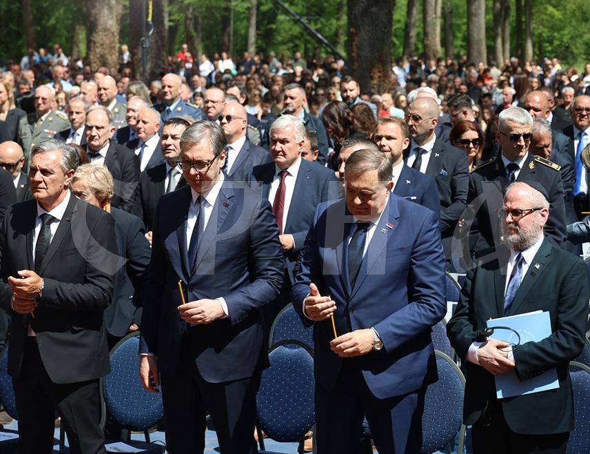 КОЗАРСКА ДУБИЦА, 19. АПРИЛА /СРНА/ - На платоу поред гробног поља Тополе у Спомен-подручју Доња Градина код Козарске Дубице служен је парастос и помен за пола милиона Срба, 40.000 Рома и 33.000 Јевреја убијених у јасеновачком систему концентрационих логора у Независној Држави Хрватској /НДХ/.