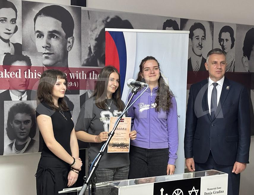 БАЊАЛУКА, 19. АПРИЛА /СРНА/ - У Доњој Градини данас је отворена изложба награђених ученичких ликовних и литерарних радова, пристиглих на конкурс "Страдање и сјећање на невине жртве у концентрационом логору Јасеновац".