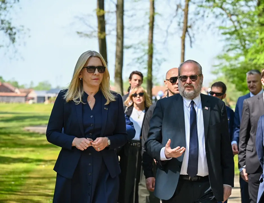 ДОЊА ГРАДИНА, 19. АПРИЛА /СРНА/ - Српски члан Предсједништва БиХ Жељка Цвијановић 
захвалила је специјалном изасланику за надзор и борбу против антисемитизма у америчком Стејт Департменту, амбасадору рабину Јехуду Каплуну за данашњи долазак у Доњу Градину.