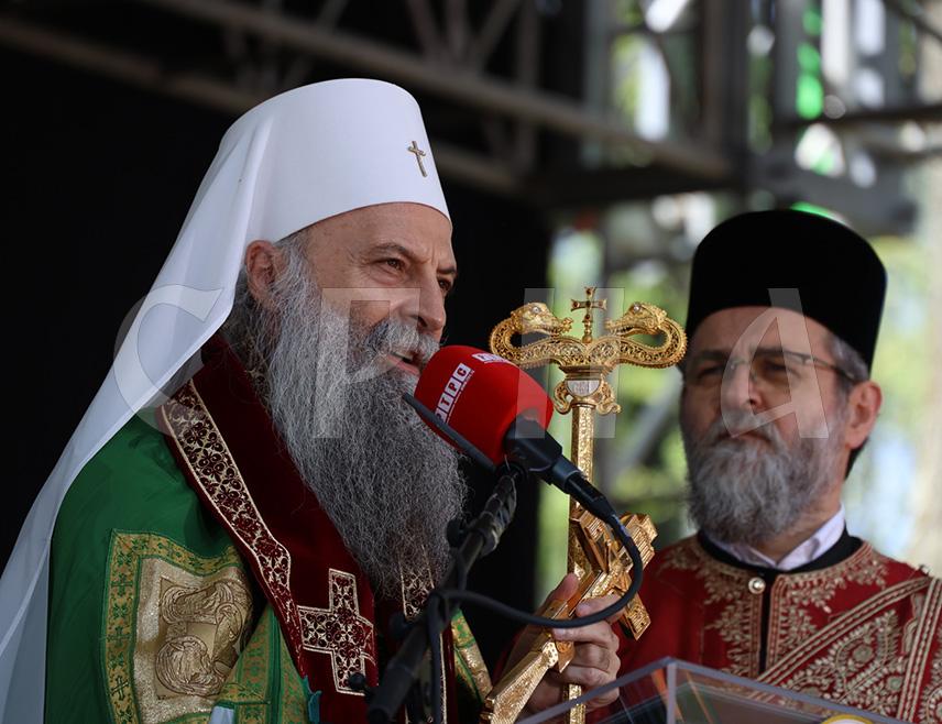 ДОЊА ГРАДИНА, 19. АПРИЛА /СРНА/ - Његова светост патријарх српски Порфирије поручио је данас да нема узвишенијег ни моћнијег мјеста са којег се живоносни поздрава - Христос васкрсе може даље чути него са мјеста распећа невиног Господа Исуса Христа код Јерусалима или у Доњој Градини на мјесту најстрашније голготе српског народа.