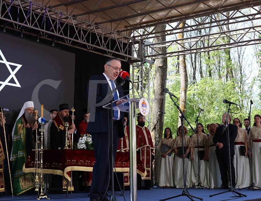 ДОЊА ГРАДИНА, 19. АПРИЛА /СРНА/ - Исак Асиел, главни рабин Јеврејске заједнице у Србији прочитао је данас молитву за Јевреје убијене у усташком злочину геноцида у усташком логору Јасеновац и његовом највећем стратишту Доњој Градини, те указао на страдање свог народа и на то како партизани нису дошли да ослободе овај логор.