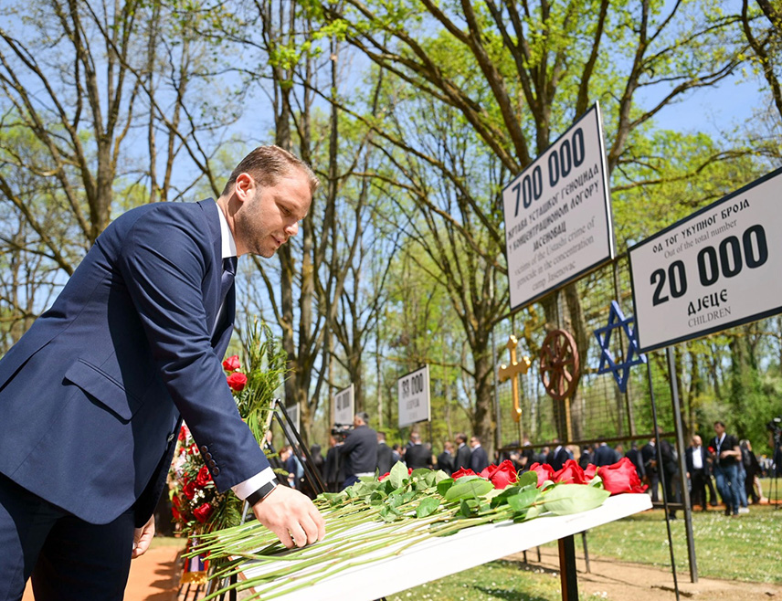 ДОЊА ГРАДИНА, 19. АПРИЛА /СРНА/ - Градоначелник Бањалуке Драшко Станивуковић изјавио је да Доња Градина учи да је памћење обавеза и да је живот увијек јачи од зла, што је посебно важно данас када се многи труде да оживе идеју НДХ која треба да остане у најмрачнијем дијелу историје човјечанства.