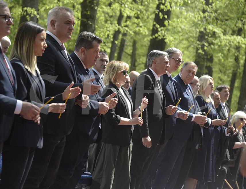 ДОЊА ГРАДИНА, 19. АПРИЛА /СРНА/ - Сјећање на Јасеновац и Доњу Градину и сва страдања српског народа морају да остану дио културе сјећања Срба, порука је данашњег комеморативног скупа поводом Дана сјећања на жртве усташког злочина геноцида у концентрационом логору Јасеновац.